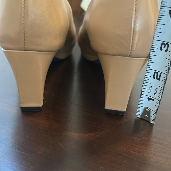 Dr LIZA Sneaker Pump Golden Sand Leather Closed Toe Heels Size 7.5 Wide - Picture 9 of 15